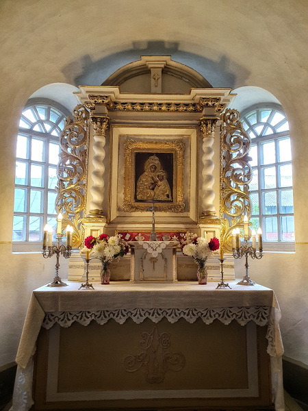Oltarz boczny w kościele św. Jana Chrzciciela w Wiszczy