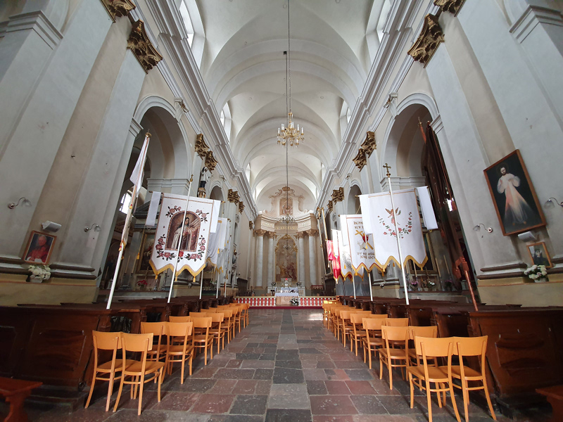 Interior de la iglesia católica San Ludovico