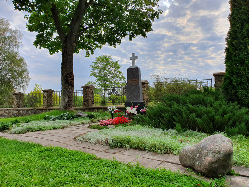 Miejsce grobu ks. Litaunieka przy kościele św. Jana Chrzciciela w Wiszczy