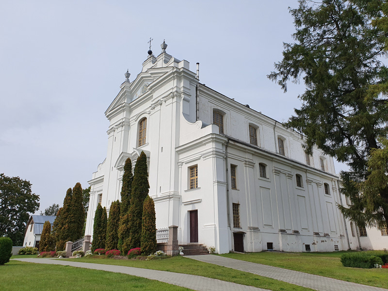 Skats uz Svētā Ludviga Romas katoļu baznīcu Krāslavā
